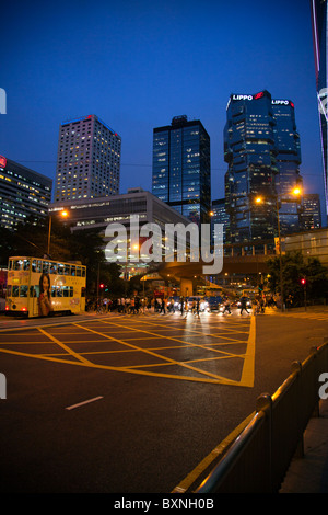 Die Neon-Stadt von Hong Kong, stehen die Lippo-Towers in der Nacht, Dämmerung Himmel stolz Stockfoto