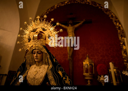 Eine hölzerne Statue der Jungfrau des Schmerzes und der Christus des guten Todes erscheint in der Kirche von Prado del Rey, Cadiz, Spanien. Stockfoto