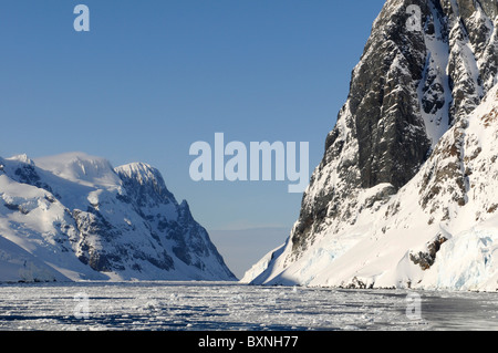 Berge in Lemaire-Kanal in der Nähe der antarktischen Halbinsel, Antarktis Stockfoto