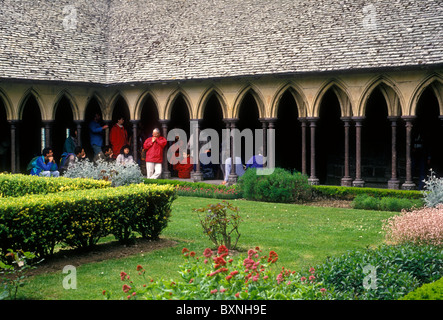 Menschen, Touristen, Kloster, Klöster, Le Mont Saint-Michel, römisch-katholisch, französische Abtei, Basse-Normandie, Frankreich Stockfoto