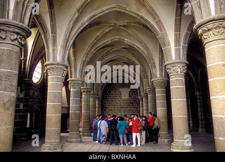 Touristen, Besucher, Ritter Zimmer, Salle des Chevaliers, römisch-katholische Kirche, Le Mont Saint-Michel, Basse-Normandie, Frankreich Stockfoto