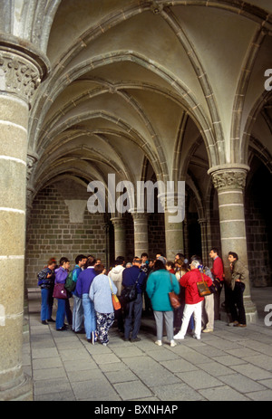 Touristen, Besucher, Ritter Zimmer, Salle des Chevaliers, römisch-katholische Kirche, Le Mont Saint-Michel, Basse-Normandie, Frankreich Stockfoto