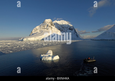 Berge und Touristen in ein Zodiac in Lemaire-Kanal in der Nähe der antarktischen Halbinsel, Antarktis Stockfoto