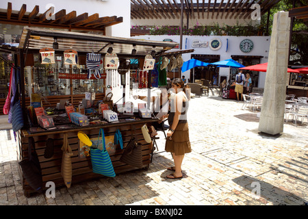 Tasche-Stall und Straßenszene, Spieler del Carmen, Quintana Roo, Halbinsel Yucatán, Mexiko, Yucatan, Mexiko, Mexikaner, Geschäfte, Stockfoto