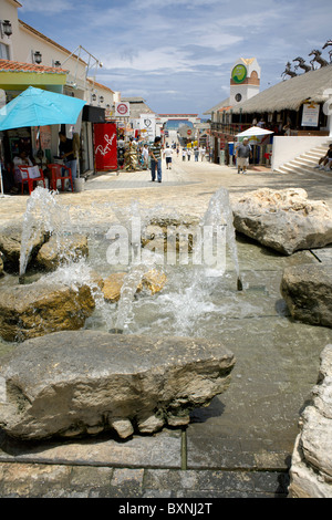 Ornamentale Wasserspiel und Straßenszene, Spieler del Carmen, Quintana Roo, Halbinsel Yucatán, Mexiko, Yucatan, Mexiko, Geschäfte, Stockfoto