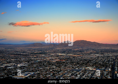 Las Vegas aerial Panoramablick in der Abenddämmerung mit bunten Himmel und Berge. Stockfoto