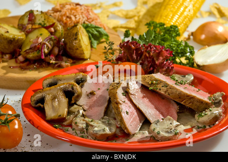 Gegrilltes Schweinefleisch Filet mexikanischen Stil w Pilze und Sahne-sauce Stockfoto