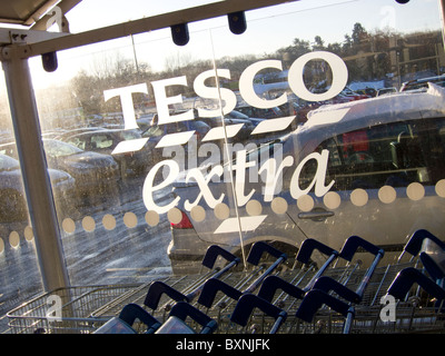 Ein Supermarkt Tesco Extra speichern Zeichen auf die Kunststoff shopping Trolley Bucht geätzt. Stockfoto