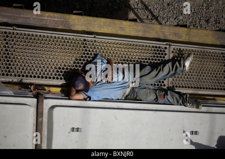 Zentralamerikanischen Migranten Reisen in Mexiko, in den Vereinigten Staaten zu arbeiten liegt auf dem Dach ein Güterzug in Mexiko-Stadt Stockfoto