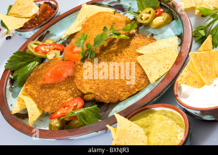 Mais Pfannkuchen w Tomaten Jalapenos und salsa Stockfoto