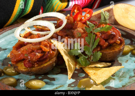 Ofenkartoffel gefüllt w Fleisch-Bohnen und salsa Stockfoto