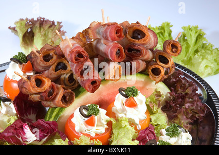 Tomaten-Boote w Hüttenkäse und gegrilltem Speck Stockfoto