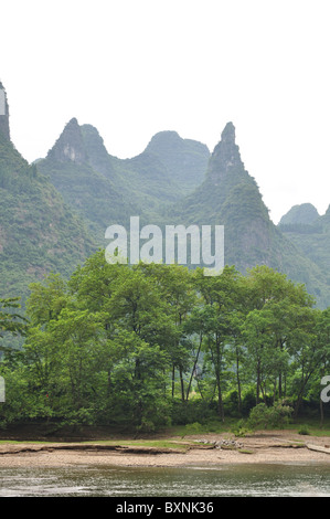 Schöne Landschaft mit den vielen Karst Hügeln entlang Li-Fluss, Guilin Bereich in Südchina Stockfoto