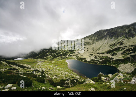 Sturm, die herüber der Bergseen vom Retezat Nationalpark - Rumänien Stockfoto