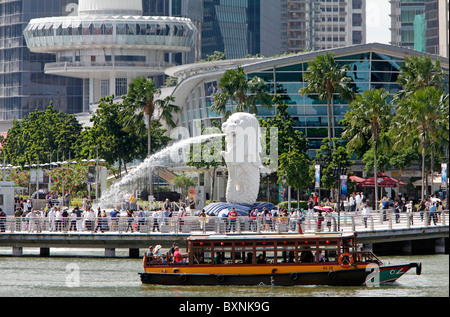 Singapur: der Merlion Statue mit Skyline der Stadt im Hintergrund, Marina Bay Esplanade Stockfoto