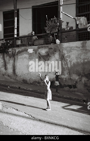 Kinder spielen auf der Straße in Santiago de Cuba mit Drachen aus Plastiktüten. Stockfoto