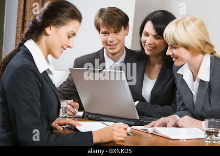 Erfolgreiche Geschäftsleute, die gemeinsam im Büro Stockfoto