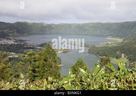 See der sieben Städte ist ein Twin-See befindet sich in einem riesigen Krater auf die portugiesische Inselgruppe der Azoren. Stockfoto