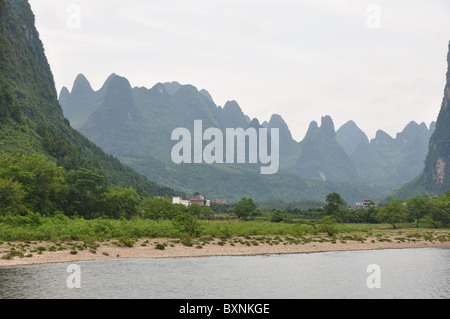 Schöne Landschaft mit den vielen Karst Hügeln entlang Li-Fluss, Guilin Bereich in Südchina Stockfoto