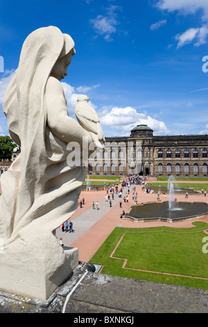 Deutschland Sachsen Dresden Innenhof und Bildergalerie der restaurierte barocke Zwinger Palast-Gärten mit Touristen Stockfoto