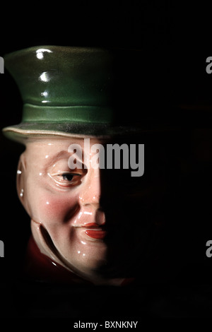 Toby Jug mit diffusem Licht auf schwarzem Hintergrund Stockfoto