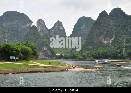 Schöne Landschaft mit den vielen Karst Hügeln entlang Li-Fluss, Guilin Bereich in Südchina Stockfoto