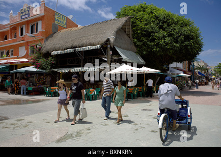 Straßenszene mit Dreirad Porter, Spieler del Carmen, Quintana Roo, Halbinsel Yucatán, Mexiko, Yucatan, Mexiko, Menschen, Stockfoto