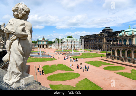 Deutschland Sachsen Dresden Innenhof und Bildergalerie der restaurierte barocke Zwinger Palast-Gärten mit Touristen Stockfoto