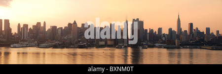 Manhattan Skyline von urbanen Panorama in New York City mit Empire State Building bei Sonnenaufgang über Hudson River Stockfoto
