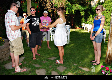 Junges Paar Proben ihre Hochzeit im Freien Garten Stockfoto