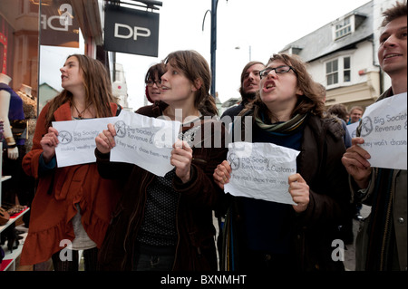 UK Uncut Demonstranten demonstriert an einem Seitenarm des Dorothy Perkins Bekleidungsgeschäft über protestierten Steuervermeidung durch Arcadia Group UK Stockfoto