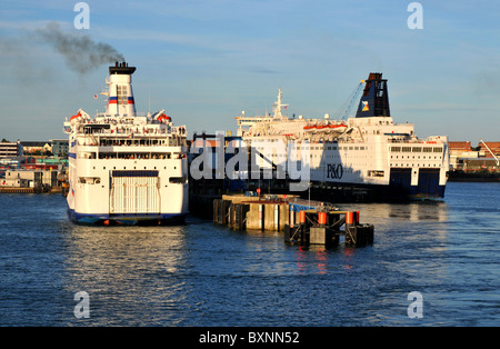 Bretagne-Fähre und P & O Fähre im Hafen von Portsmouth, Hampshire, England, UK Stockfoto