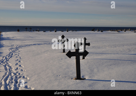 Kleinen Friedhof am Meer, Eisernes Kreuz, Kapelle, Bank Stockfoto