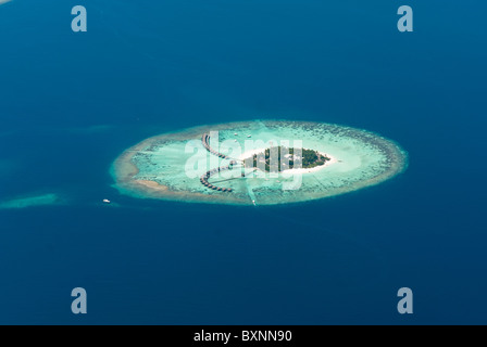 Luftaufnahme von Thulhagiri Island Resort auf den Malediven. Stockfoto