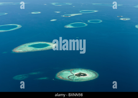 Luftbild von Thulhagiri Island Resort auf den Malediven und umliegenden Korallenriffen und Inseln. Stockfoto