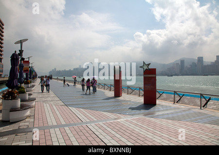 Kowloons berühmten und berüchtigten Avenue Of Stars mit Blick auf Hong Kong Island in der Tageszeit Stockfoto