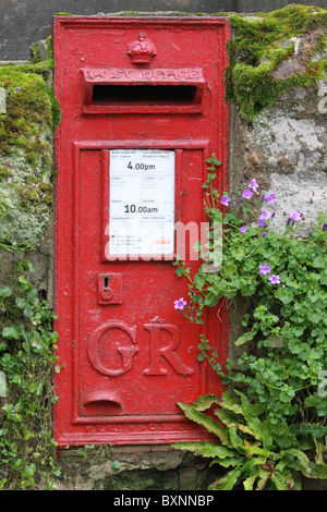 Alte englische Postfach in einer Steinmauer Stockfoto