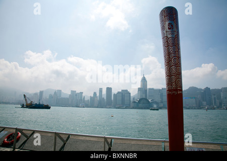 Kowloons berühmten und berüchtigten Avenue Of Stars mit Blick auf Hong Kong Island in der Tageszeit Stockfoto