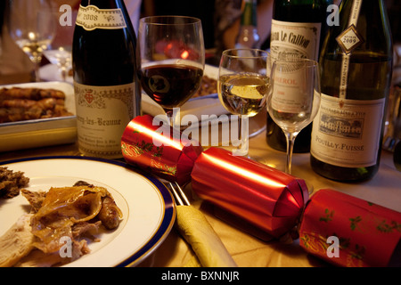 Weihnachtstag UK; Traditionelles Weihnachtsessen Tisch mit Xmas Cracker und rote und weiße Weine, Großbritannien Stockfoto