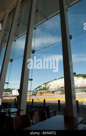 Blick auf die Kreidefelsen von Dover und Boarding-Bereich von Servicegebäude an Dover Fährhafen Stockfoto