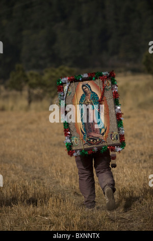 Ein Pilger führt durch ein Feld wie er reist, um der Muttergottes von Guadalupe Basilica in Mexiko-Stadt zu erreichen, Stockfoto