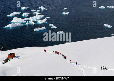 Touristen in Antarktis Basis Almirante Brown in der Paradise Bay, antarktische Halbinsel, Antarktis Stockfoto