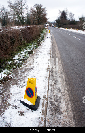 Polizei-keine Wartezeiten-Kegel auf eisglatten Straße in Broome norfolk Stockfoto