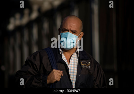 Ein Mann trägt eine Maske als Vorsichtsmaßnahme gegen die Schweinegrippe geht in Mexiko Citys Zócalo Hauptplatz, 1. Mai 2009. Stockfoto