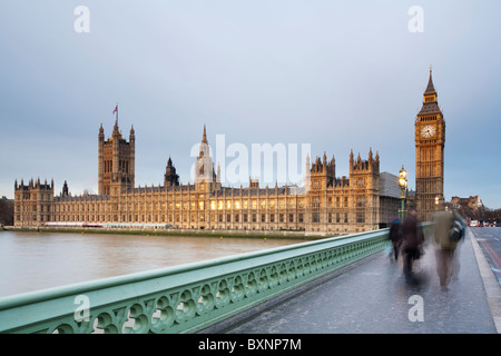 Am frühen Morgen Pendler Westminster Brücke an einem Wintertag Dawn blickt die Houses of Parliament in London, Uk Stockfoto