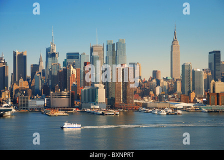 New York City Skyline Panorama über Hudson River mit Empire State Building, Boot und Wolkenkratzer. Stockfoto