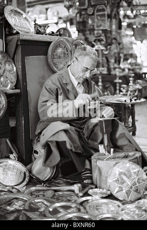 Mann Gravur traditionelle marokkanische Muster auf Kupfer & Messingplatten im Souk. Stockfoto