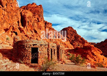 Die Kabinen sind in Nevadas Valley of Fire State Park und wurden in den 1930er Jahren mit einheimischen Sandstein gebaut. Stockfoto