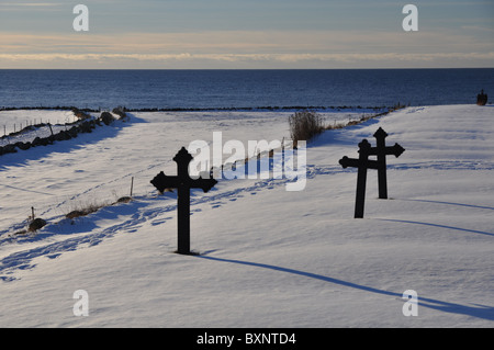 Kleinen Friedhof am Meer, Eisernes Kreuz, Kapelle, Bank Stockfoto