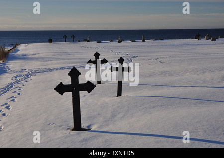 Kleinen Friedhof am Meer, Eisernes Kreuz, Kapelle, Bank Stockfoto